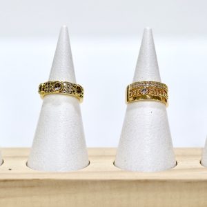 Dos anillos dorados con gemas