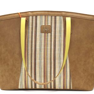 Bolso marrón y rayas