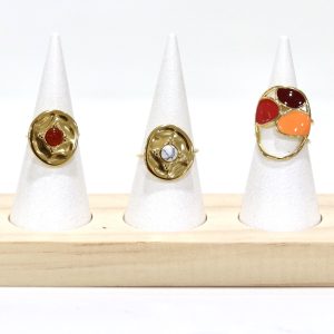 Tres anillos dorados con gemas