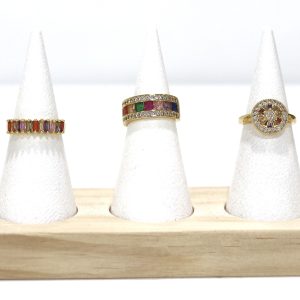 Cinco anillos dorados con gemas