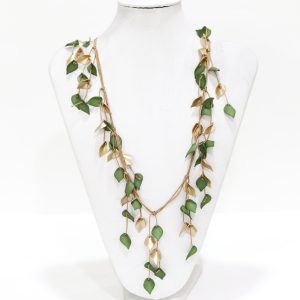 Collar con hojas verdes