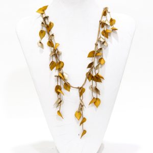 Collar con hojas ocre