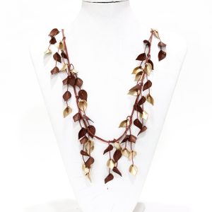Collar con hojas marrones