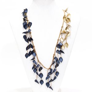 Collar con hojas azules y doradas