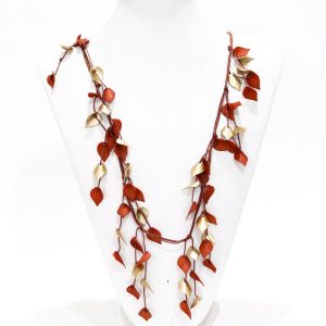 Collar con hojas color terracotta