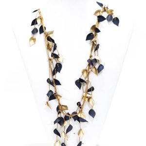 Collar con hojas azules