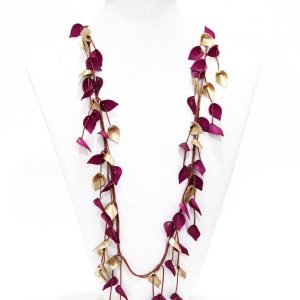 Collar con hojas violeta