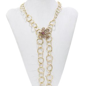 Collar de aros dorados y broche hoja