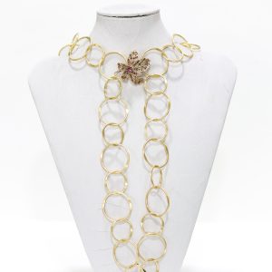 Collar de aros dorados y broche hoja
