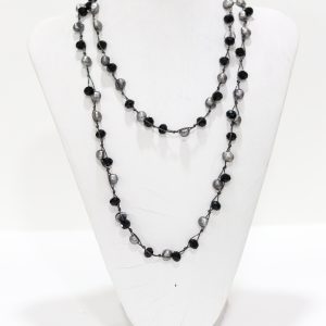 Collar con cuentas negras y plateadas