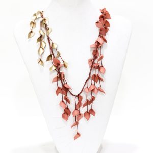 Collar con hojas coral y doradas