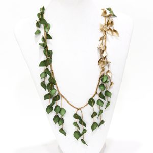 Collar con hojas verdes y doradas