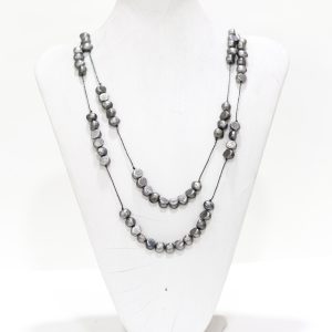 Collar con cuentas plateadas