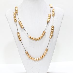 Collar con cuentas doradas