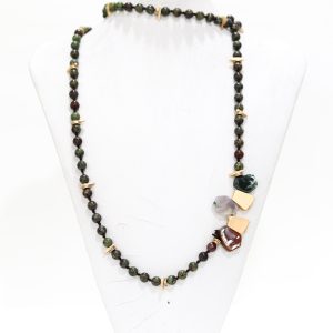 Collar con piedras naturales