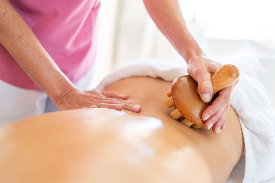 Sesión de maderoterapia corporal en Maristegui, centro de estética en Pozuelo de Alarcón