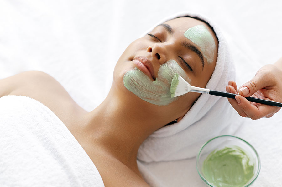 Aplicación de autobronceador en Maristegui, centro de estética en Pozuelo de Alarcón para un bronceado natural y uniforme